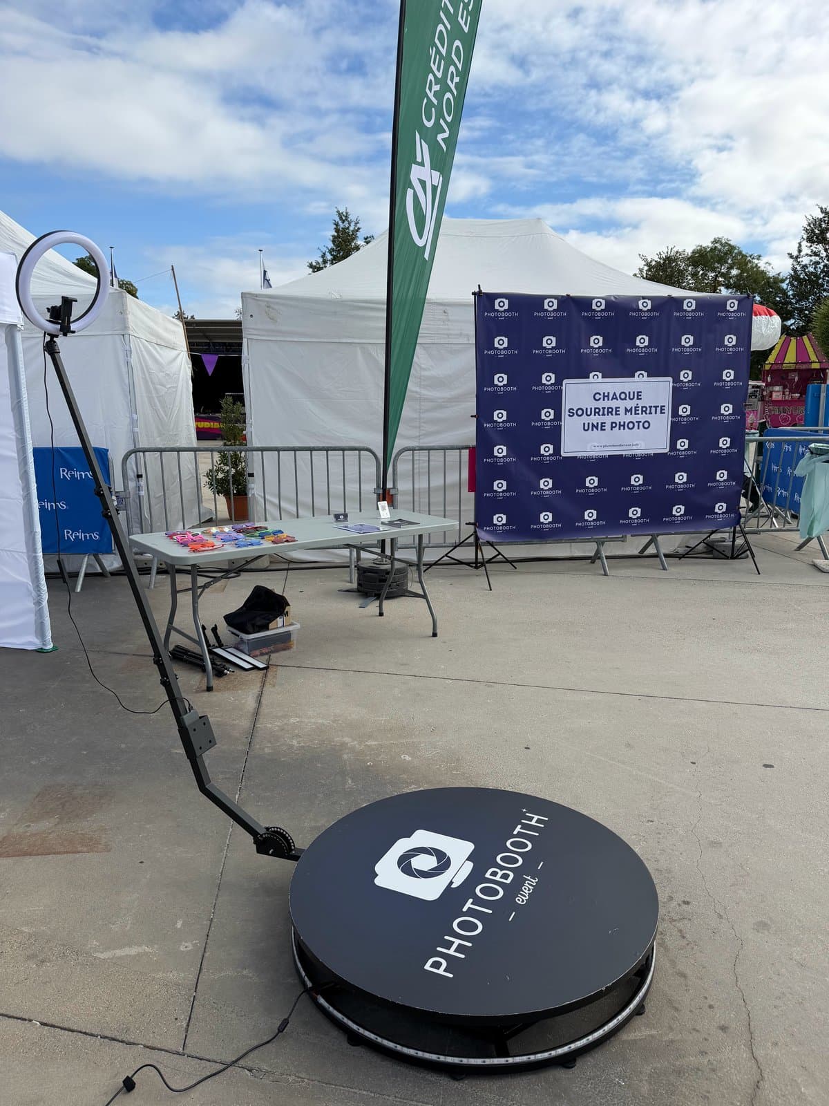 Vidéobooth 360° : plateforme tournante noire au logo Photobooth Event et son bras articulé, sur un événement en extérieur