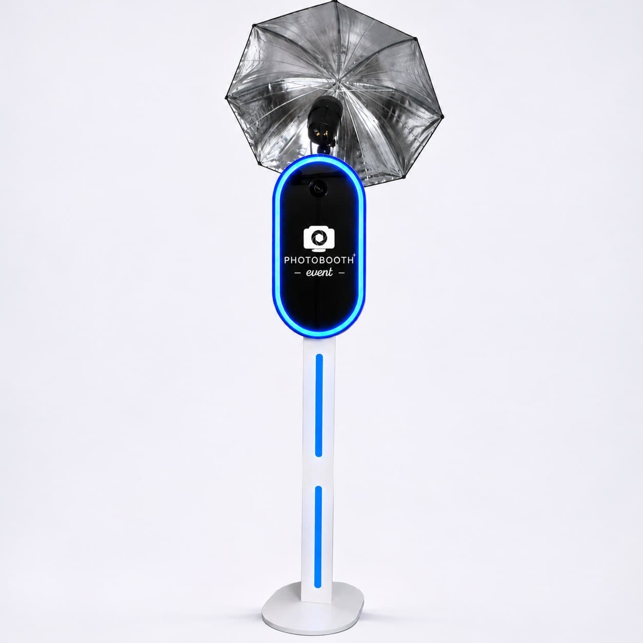 Photobooth miroir compact neuf : miroir ovale au contour lumineux bleu et logo Photobooth Event, colonne blanche à bande LED, avec flash et parapluie (en option), sur fond blanc