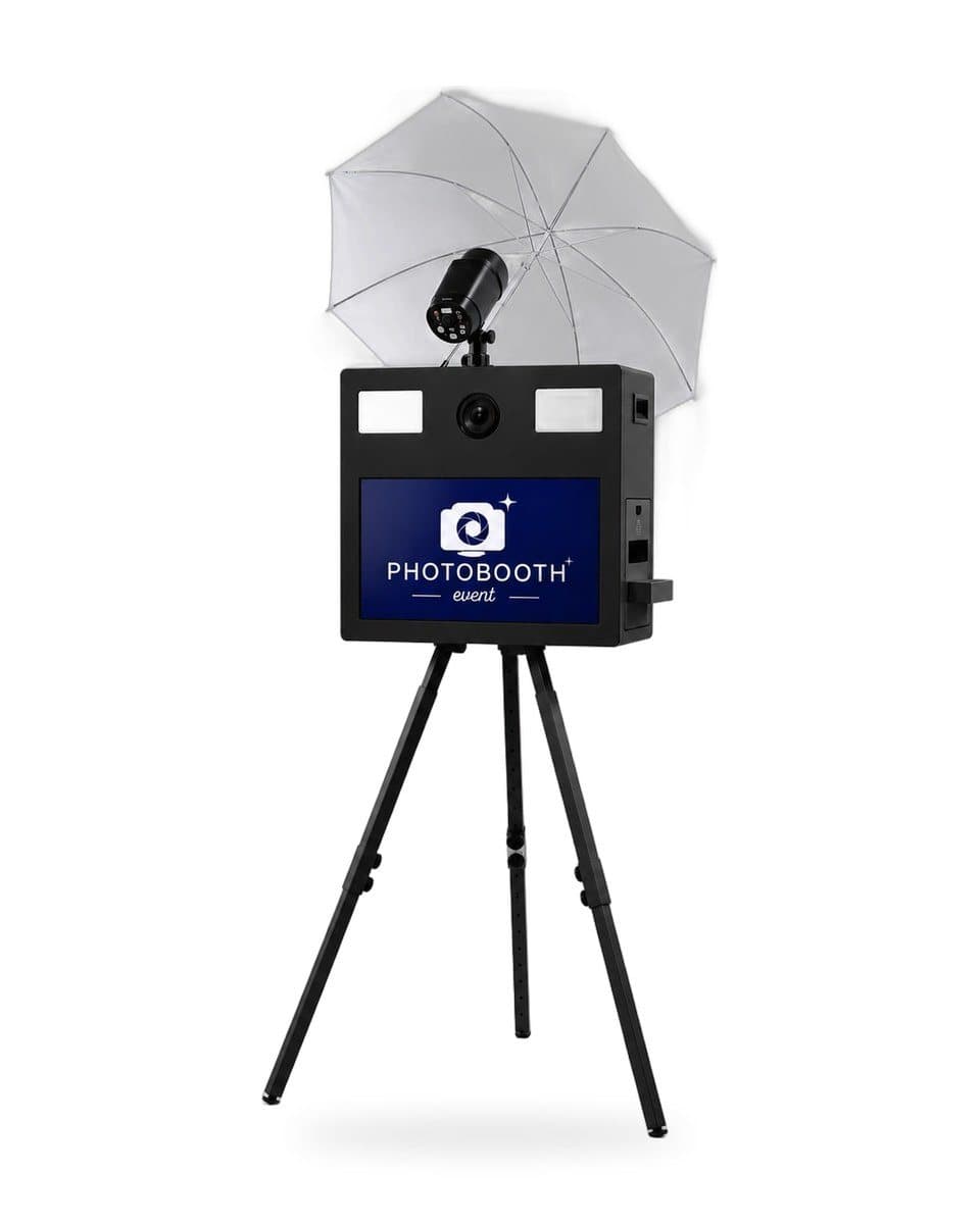 Photobooth classique noir de Photobooth Event sur trépied, avec flash et parapluie, sur fond blanc