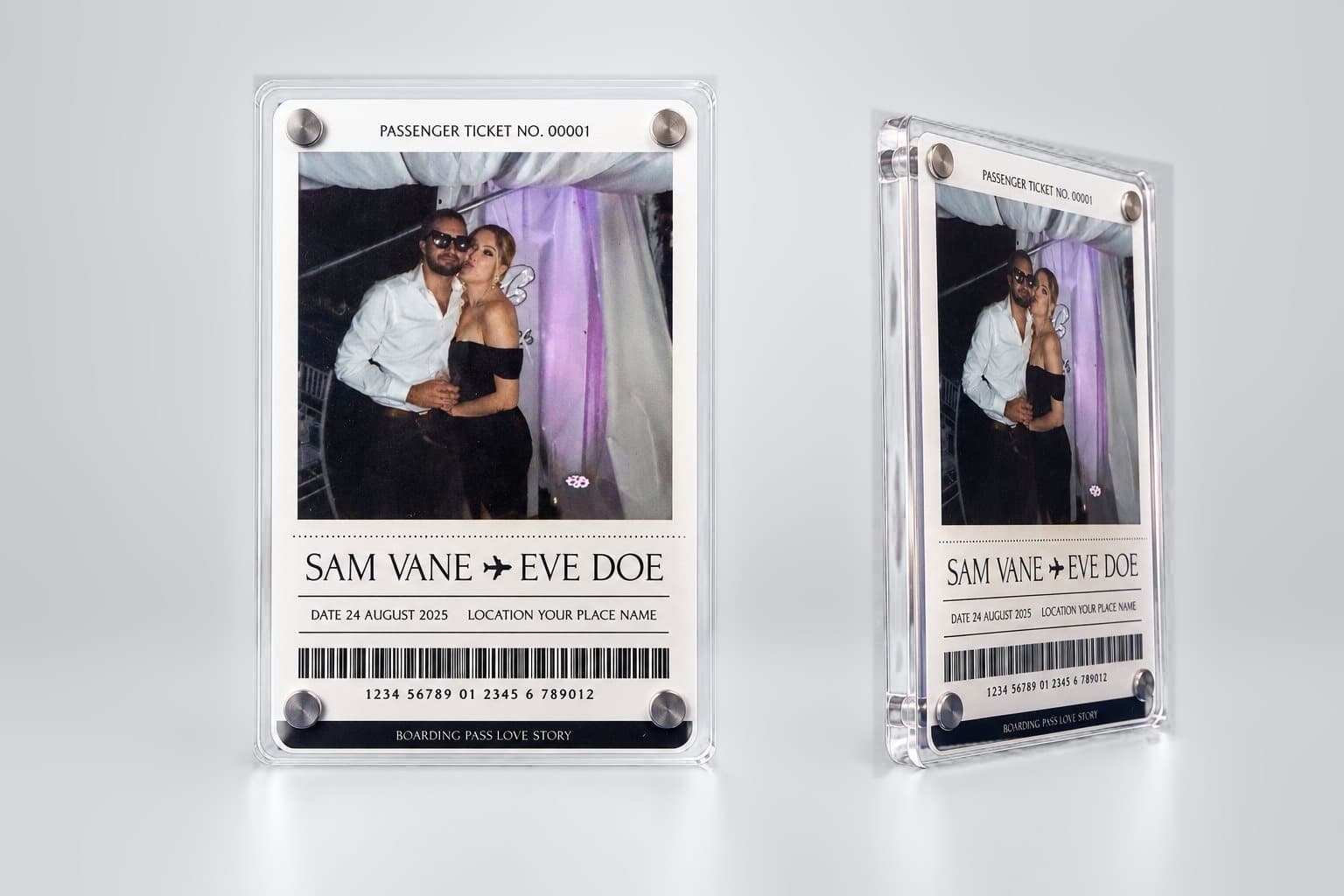 Exemple de magnet Magnets Studio : photo d’un couple dans un modèle personnalisé façon carte d’embarquement, présenté debout dans un bloc transparent