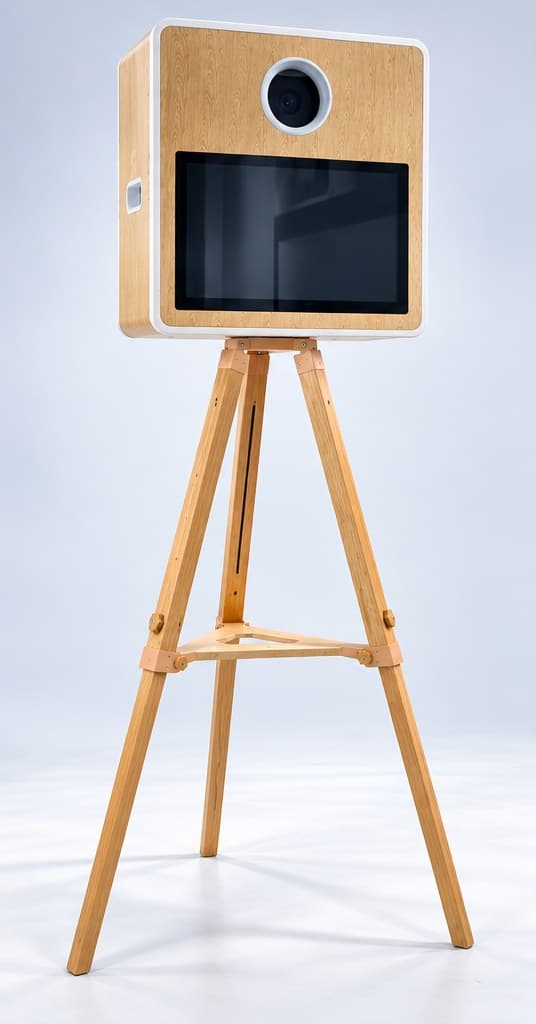 Photobooth bois neuf en finition bois clair, sur son pied trépied en bois, sur fond studio