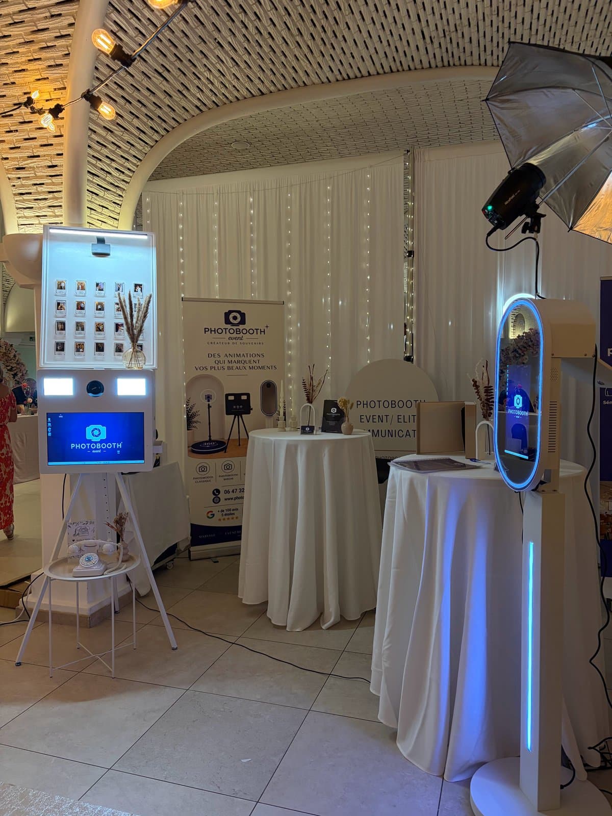 Stand Photobooth Event sur un salon du mariage : photobooth classique blanc et photobooth miroir compact au contour lumineux bleu
