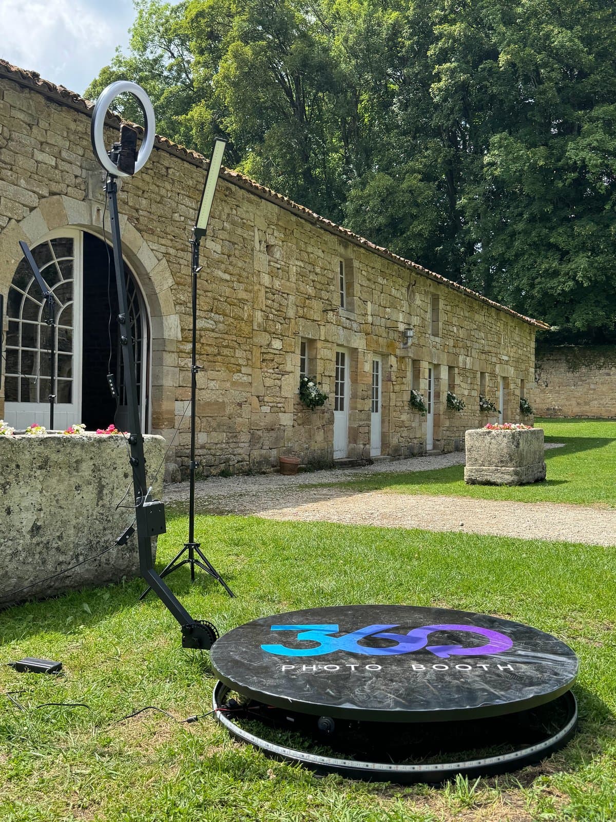 Vidéobooth 360° et son anneau lumineux devant un bâtiment en pierre