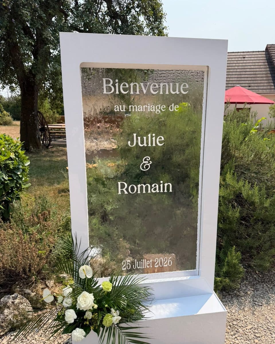 Panneau fontaine personnalisé « Bienvenue au mariage » avec effet d'eau en cascade et bouquet de fleurs blanches