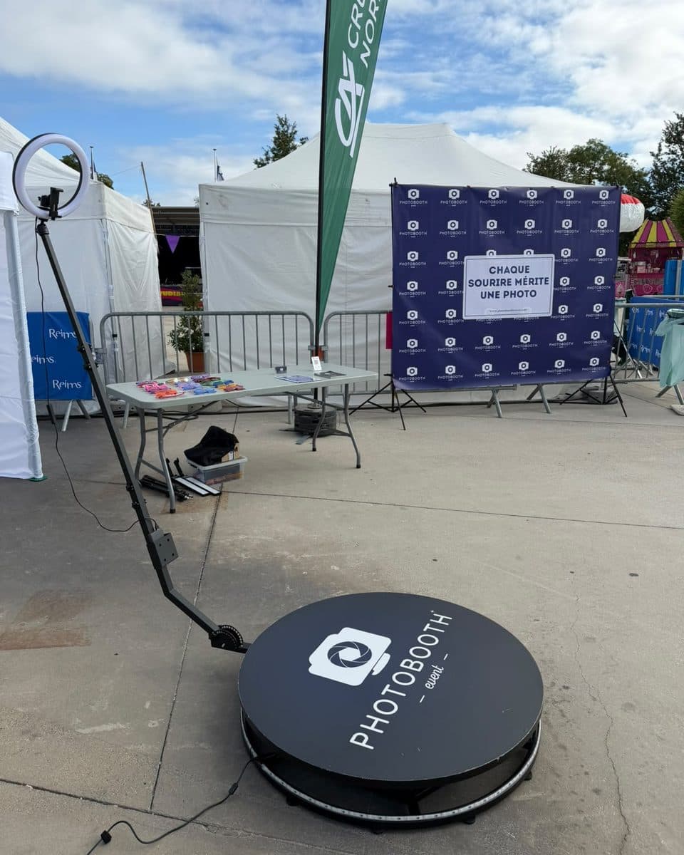 Vidéobooth 360° de Photobooth Event : plateforme tournante noire au logo Photobooth Event et son bras articulé